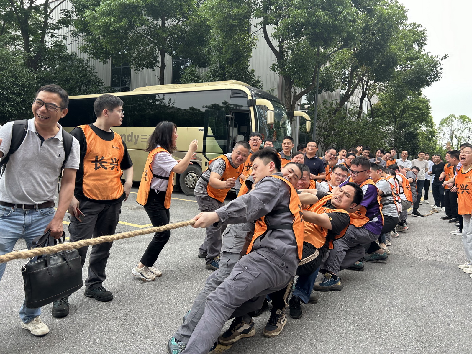 加油！加油！凝“绳”聚力，“威廉希尔杯”首届拔河比赛火热开赛